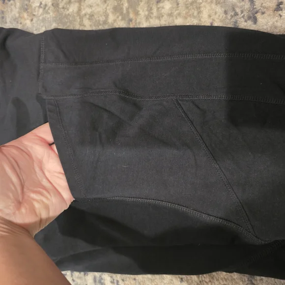 Earth Yoga Large Black Organic Capri Leggings - Picture 3 of 3